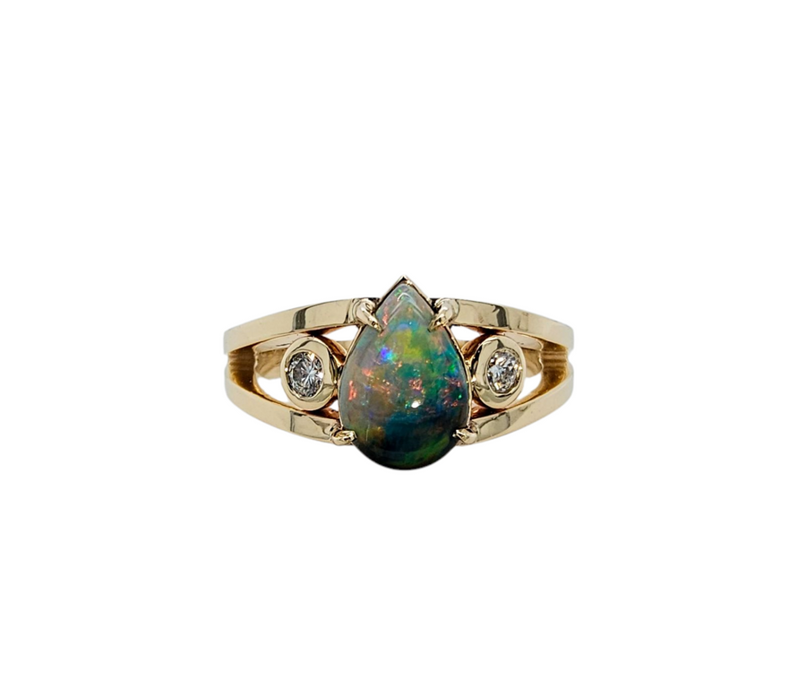 9ct Yellow Gold & Opal Ring.