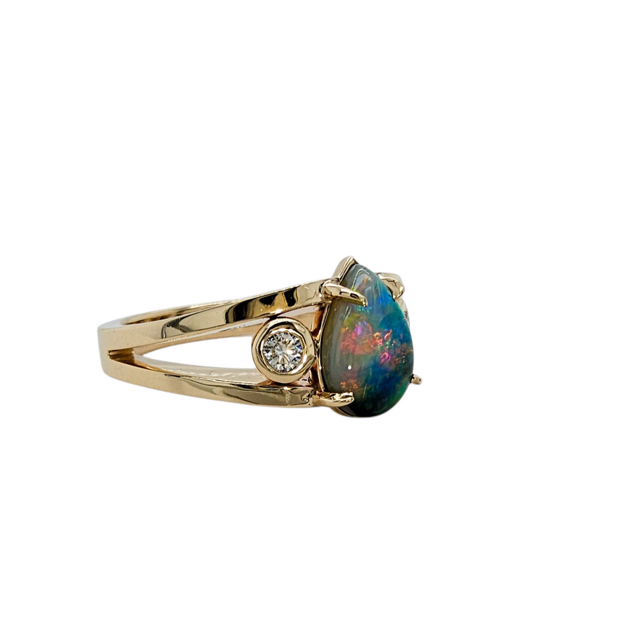 9ct Yellow Gold & Opal Ring.