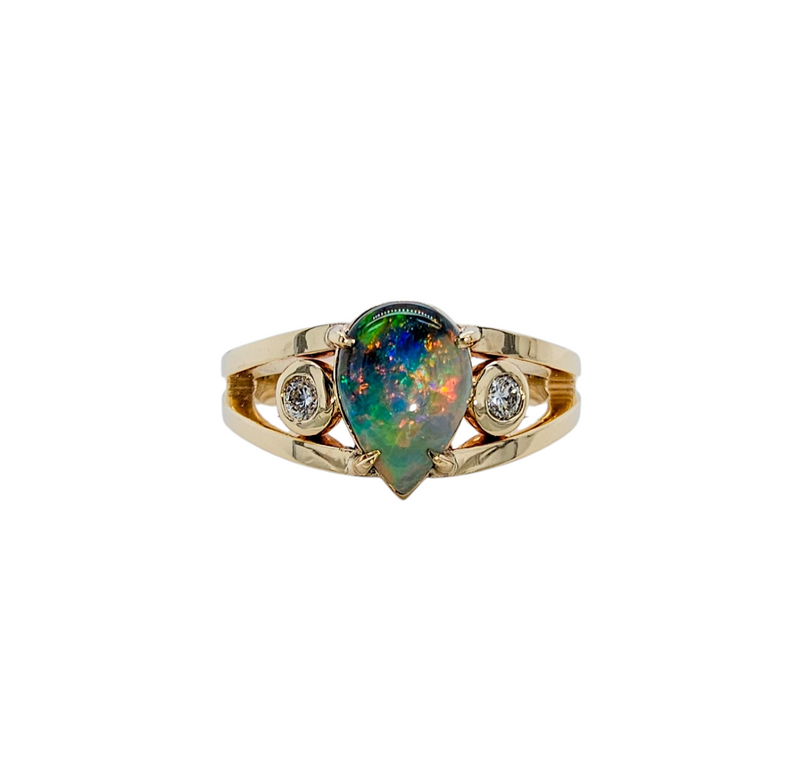 9ct Yellow Gold & Opal Ring.