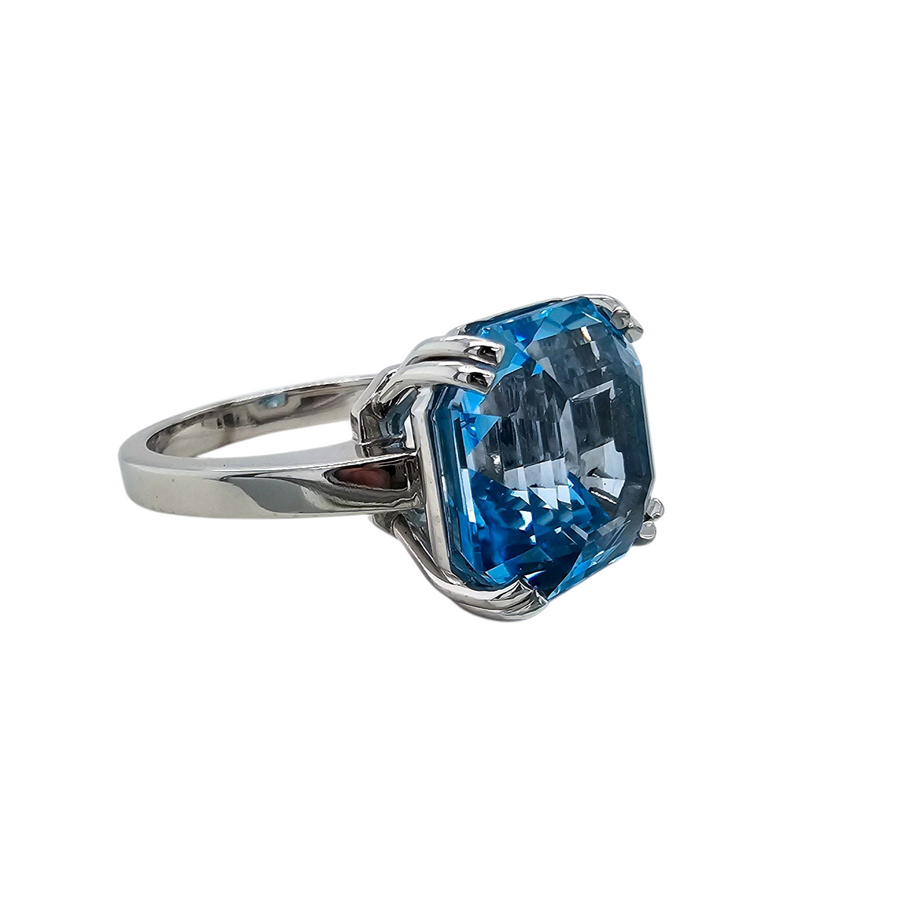 9ct White Gold & Topaz Dress Ring