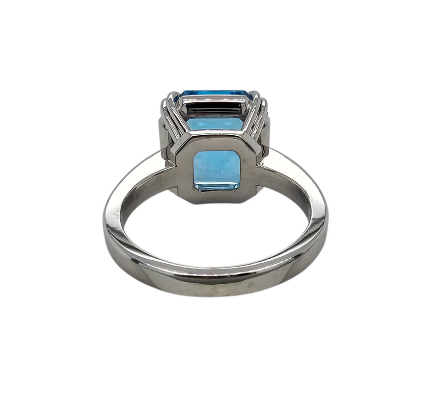 9ct White Gold & Topaz Dress Ring