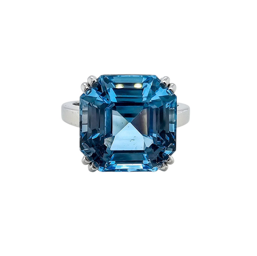 9ct White Gold & Topaz Dress Ring