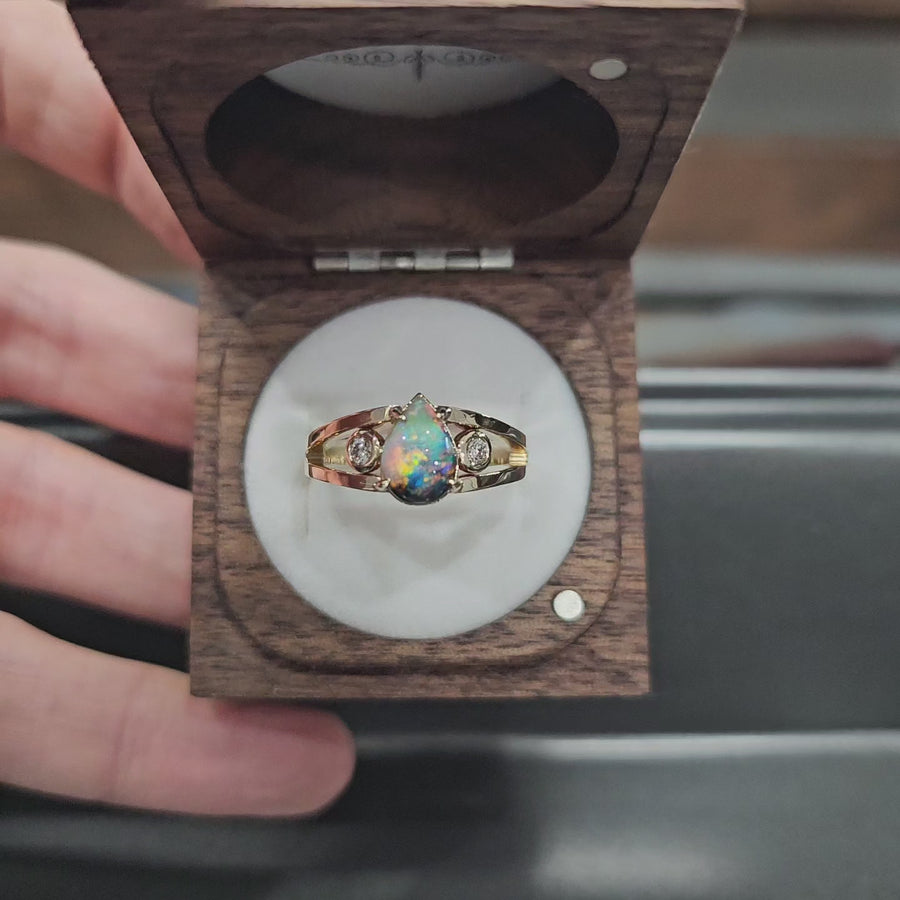 9ct Yellow Gold & Opal Ring.