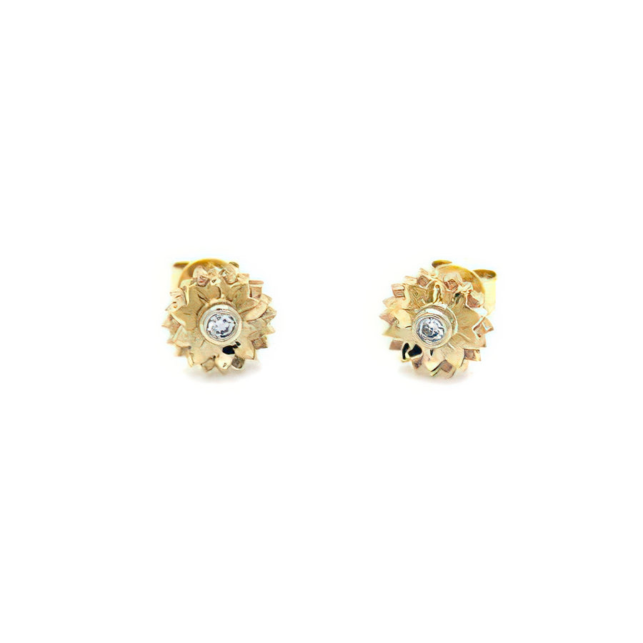 These stud earrings feature 0.10ct (TDW) round diamonds set in 9ct yellow gold flowers.
